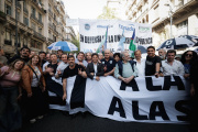 Kicillof marchó y celebró el rechazo a los vetos de Milei: “El pueblo está de pie”