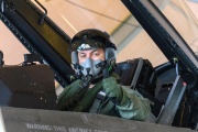Disfrazado de aviador, Petri anunció la compra de 24 aeronaves de guerra