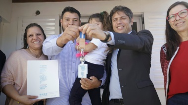 Con críticas a las obras paralizadas por Milei, Kicillof entregó viviendas en Las Flores