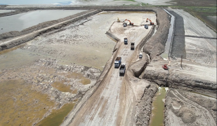 Avanza en Pehuajó la construcción del terraplén de defensa costera de la Laguna La Salada