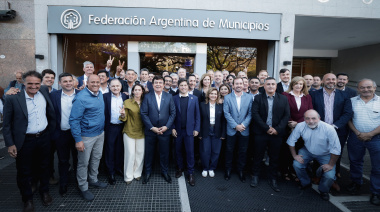 Kicillof se mostró con intendentes de todo el país y llamó a “sumar fuerzas” para el 26-O