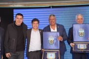 Kicillof estrecha lazos con Chiqui Tapia y también suma a Riquelme en la foto