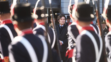 Desentendido de las coimas, Milei visitó el Regimiento Patricios y sigue de campaña