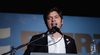 Con tono de campaña, Kicillof acusó a Milei de “poner a la Argentina en venta”