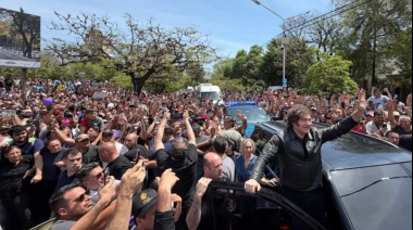 Milei es recibido por una multitud antes de las elecciones legislativas