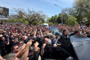 Milei es recibido por una multitud antes de las elecciones legislativas