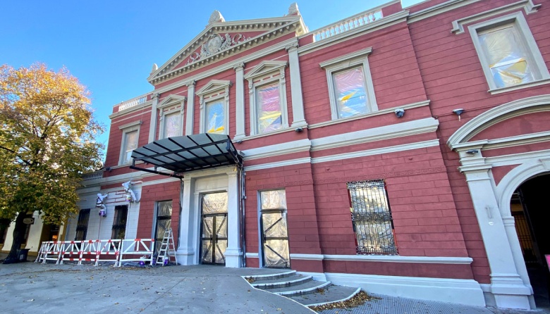 La fachada del Centro Cultural Recoleta recupera su característico rojo pompeyano