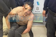 Semidesnudo, lo filmaron agrediendo y tomando del cuello a su hija en City Bell: Detenido