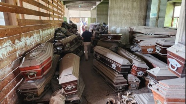 Hallan más de 500 ataúdes abandonados y 200 bolsas con restos humanos