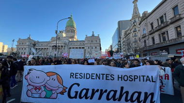 Médicos y residentes del Garrahan marcharon en Plaza de Mayo por un salario digno