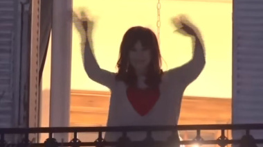 Cristina Kirchner celebró el triunfo desde el balcón: “¿Viste Milei?”