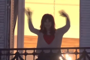 Cristina Kirchner celebró el triunfo desde el balcón: “¿Viste Milei?”