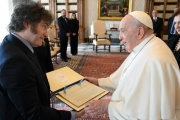 Según Milei, el Papa Francisco era “mileista” porque pasó “la motosierra por el Vaticano”