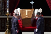 Impactante despedida al Papa argentino