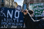 Sumiso con los poderosos, implacable con los débiles: Milei ya firmó los vetos