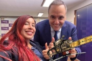 Adorni llevó al Vaticano a su tiktokera personal: ¿Quién lo paga?