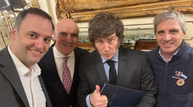 La selfie de Milei antes de grabar el mensaje de la cadena nacional