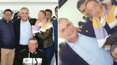 Una vecina le robó el celular al gobernador de Tucumán cuando se sacaban una foto