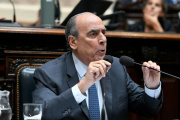 Francos acusó “operación política” al ensayar frágil defensa del Gobierno