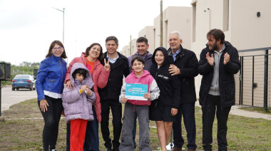 Kicillof y Alak entregaron viviendas a familias de Villa Elvira