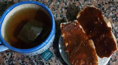 “Infusión y pan”: en la Argentina de Milei se merienda más tarde para suplir la cena