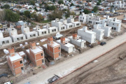 Pese al “criminal abandono” de Milei, avanza la construcción de 8 mil viviendas en PBA