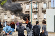 “Váyanse a la mierda”: Productores inundados quemaron cubiertas en la municipalidad