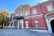 La fachada del Centro Cultural Recoleta recupera su característico rojo pompeyano