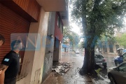 Se derrumbó un balcón en La Plata y aplastó a una madre y su hijo que caminaba por la calle
