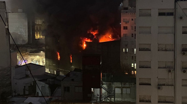 Conmoción en el centro de La Plata: incendio y derrumbe de depósito de electrodomésticos