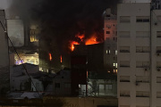 Conmoción en el centro de La Plata: incendio y derrumbe de depósito de electrodomésticos