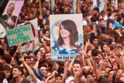 El primer spot de CFK sale a polarizar con Milei: “Donde él destruye, ella reconstruye”