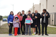 Kicillof y Alak entregaron viviendas a familias de Villa Elvira