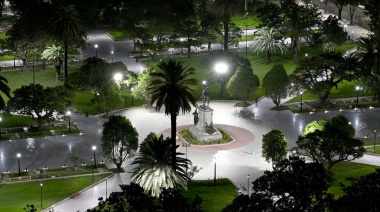 La renovada Plaza San Martín ya luce su nueva iluminación
