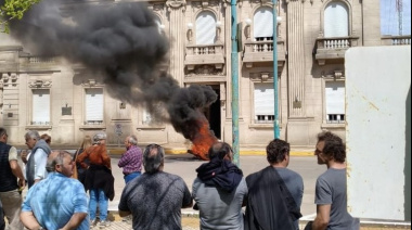 “Váyanse a la mierda”: Productores inundados quemaron cubiertas en la municipalidad