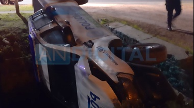 Patrullero volcó en plena persecución en Ensenada y acabó en una zanja