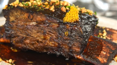 Carne asada, vino y espíritu maradoniano