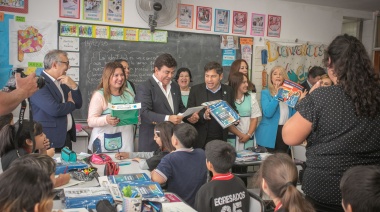 Espinoza y Kicillof entregaron manuales y kits escolares a alumnos de La Matanza