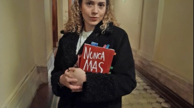 Una diputada libertaria que visitó a Astiz, ahora posó en el Congreso con el ‘Nunca Más’