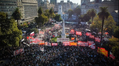 Una multitud se volcó a la Plaza de Mayo para repudiar el golpe de Estado