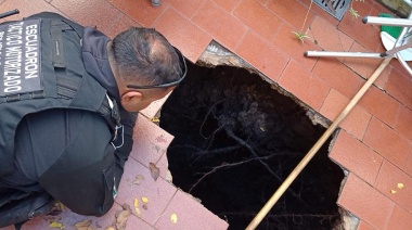 Se desmoronó el patio de su casa mientras barría y cayó a un pozo ciego: La rescataron los bomberos