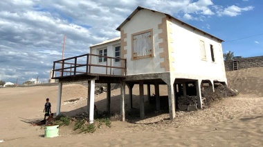 La última casa que resiste sobre la arena de Claromecó