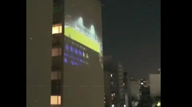El saludo a los hinchas del Lobo se proyectó en edificios de La Plata