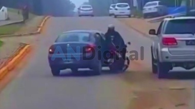 Locura en Villa Gesell: Discutía con un motociclista y le tiró el auto encima