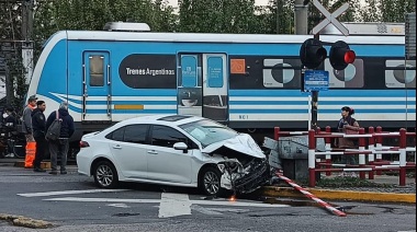 De milagro no fue tragedia en Adrogué: Se saltó la fila, cruzó con la barrera baja y lo chocó un tren
