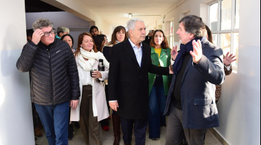Alak recorrió una escuela de Los Hornos tras su puesta en valor integral