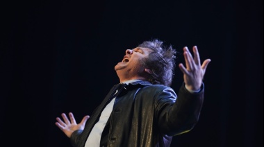 En modo showman, Milei presenta un libro y brinda un show musical en el Luna Park