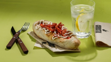 Novedosos hot dogs con masa de pizza