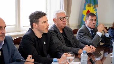 Costa fue a la Legislatura a defender el RIGI de Kicillof