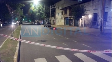 Murió el repartidor que circulaba en moto, sin casco y arrolló a una mujer en La Plata